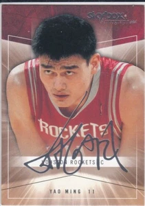 YAO MING AUTO SIGS Skybox AUTÓGRAFO Ics Tarjeta de Baloncesto HOUSTON ROCKETS HOFer! - Imagen 1 de 2