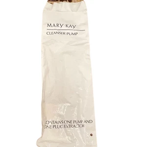 Mary Kay Cleanser Pump Contains One Pump and One Plug Extractor NEW - Picture 1 of 4