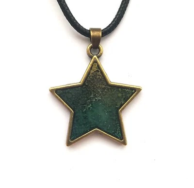 Ciondolo in resina stella verde collana idea regalo gioielli donna uomo unisex  - Immagine 1 di 4