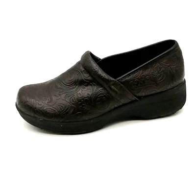 Женские клоги Safe T Step коричневые с тиснением мокасины без застежек с круглым носком на танкетке 9 - Изображение 1 из 4