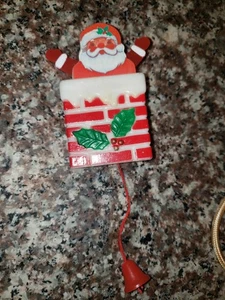 PIN DE NAVIDAD de colección SANTA CLAUS Pop Up Deslizable Chimenea Plástico Tirador Cuerda - Imagen 1 de 4