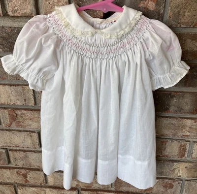 Vestido branco vintage The SMOCKERY bebê menina tamanho 24 - Imagem 1 de 4