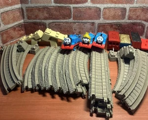 Thomas the Train Tracks And Thomas The Trains Lot Random Pieces - Picture 1 of 3