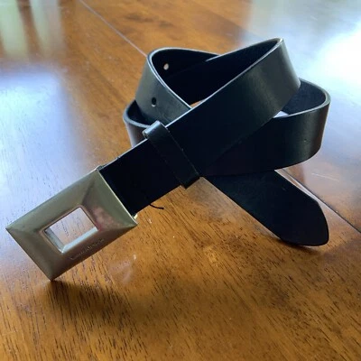 Kenneth Cole negro con hebilla plateada - talla M - damas Foto 1 de 4