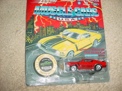 JOHNNY LIGHTNING 1970 BOSS 302 VARIAÇÃO DE COR VERMELHO/LARANJA PERFEITO ESTADO FRETE GRÁTIS EUA - Imagem 1 de 2