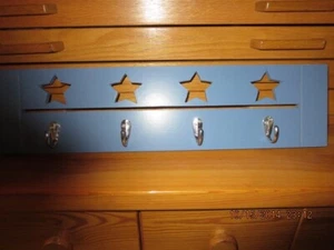 TAVOLA IN LEGNO BLU DA PARETE--STELLE RITAGLIATE--5 GANCI--#Y58A-19 - Foto 1 di 24