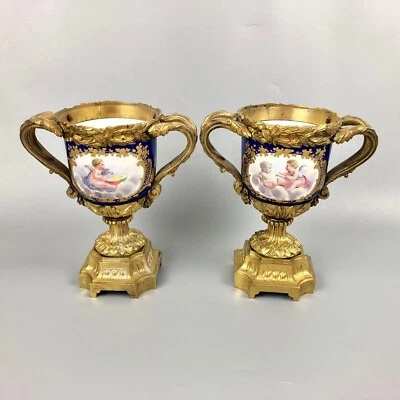 A pair of ormolu Sèvres-style vases painted with exotic birds and putti 1770 - Image 1 of 4