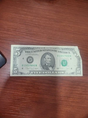 1988 A $5 Five Dollar Bill Federal Reserve Note Vintage United States D13217602B - Image 1 of 4