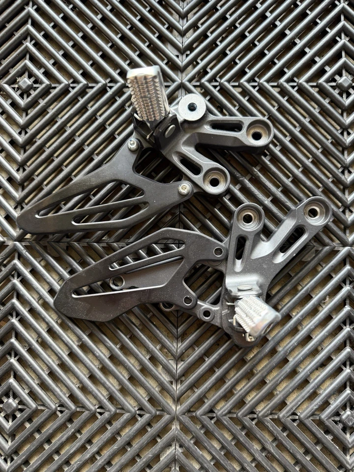 Reposapiés de conductor delantero para YAMAHA XSR900 YZF-R7 2022-2023 MT09 2021-2023 Foto 1 de 1