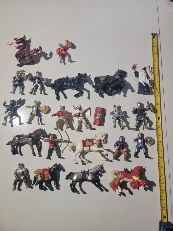 Lote de 60 figuras medivales *rasguños menores y accesorios faltantes* Foto 1 de 4