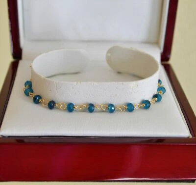 Delicado brazalete facetado de oro amarillo envuelto en alambre de zafiro azul natural Foto 1 de 4