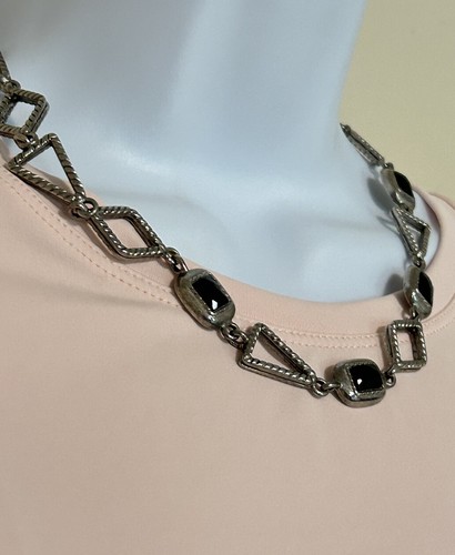 VETEMENTS Collana 18"" Tono Argento Geometrico Collare Nero Statement Fibbia a T