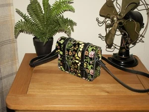 Dr. Martens Venus Bloom Schmetterling Mini Leder Umhängetasche Crossbody Tasche 6"x7" (242) - Bild 1 von 4