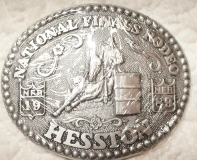 HESSTON 1989 ЖЕНЩИН БАРРЕЛЬ ГОНЩИК ДОПОЛНИТЕЛЬНАЯ ПРЯЖКА В ЭТОМ ГОДУ - Изображение 1 из 4