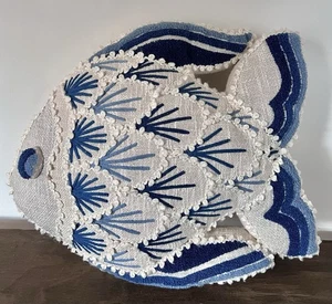 Cuscino Sigrid Olsen Home blu bianco a forma di pesce costiero tema spiaggia - Foto 1 di 6