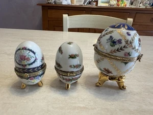 Lotto 3 uova portagioie in ceramica decorate stile Faberge’ vintage collezione - Picture 1 of 6