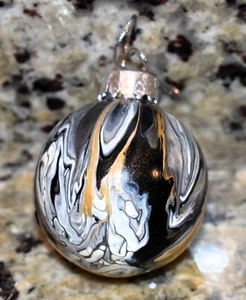 Sehr schöne selbstgemachte schwarz/goldene Weihnachtskugel Ornament - Bild 1 von 2