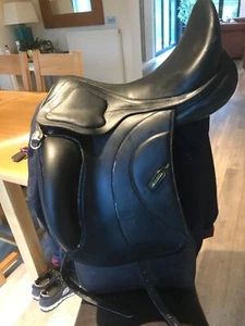 EQUIPE AMERIGO dressage saddle these are £4500 new so grab a bargain MEDIUM - Picture 1 of 6