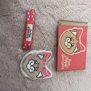 Vintage 1983 Avon Kitty Fun Flaps & Shoelaces rosa & bianco 30" nuovo con scatola - Foto 1 di 2