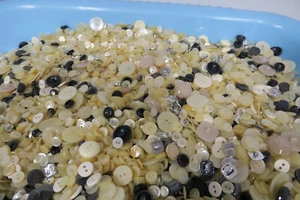 Konvolut Knöpfe  2 kg Zufallsmischung  Unbenutzte Knöpfe Vintage *4* mehr da - Bild 1 von 6