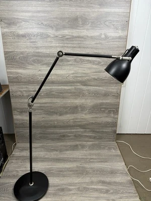 Lámpara de lectura de pie ajustable Ikea Arod negra antracita Foto 1 de 4