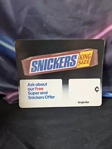 Letrero anuncio vintage años 80 King Size Snickers 11 x 14 tienda de comestibles tienda de conveniencia - Imagen 1 de 1