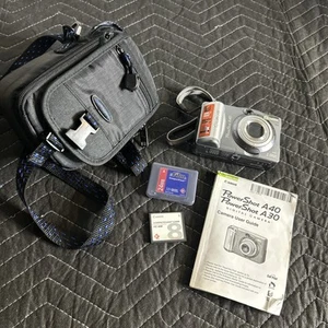 Canon PowerShot A40 Digitalkamera getestet & funktionsfähig mit Speicherkarten und Tasche - Bild 1 von 5