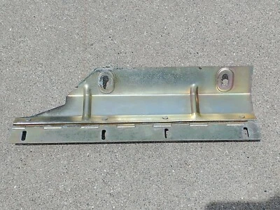 Bisagra de guantera BMW E24 635csi 633csi M6 pieza # 51161887360 Foto 1 de 2