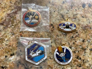 NASA Space Shuttle Challenger Gold Tone Enamel Charm Pendant Astronauts set 4 - Foto 1 di 1