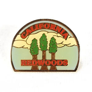 Vintage Emaille Pin California Redwoods Reise Hut Anstecknadel Souvenir Wolken Baum - Bild 1 von 3