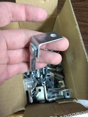 Clip angular 90 ̊ con ojal roscado 1/4-20, CANTIDAD 100, NUEVO Foto 1 de 4