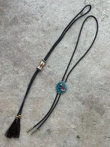 Siskiyou Buckle Co BOLO TIE Square Dancers Southwestern mit Rosshaarkordel Vintage - Bild 1 von 13