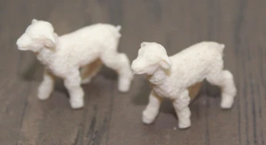 Britains 1:32 Bauernhoftiere - Paar weiße Lämmer - Vintage Kunststoff Figuren - Bild 1 von 4