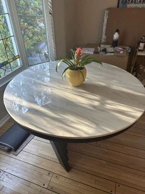 Mesa de comedor Everly Quinn Nailsworth redonda con base de metal con tapa de mármol Foto 1 de 4