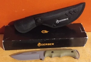 Gerber Fixed Blade Survival Knife Including Nylon reinforced Sheath With Belt - Picture 1 of 3