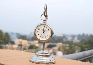 Crafted to Perfection: A Nickel-Polished Tabletop Clock - Vintage Aesthetic - Picture 1 of 13