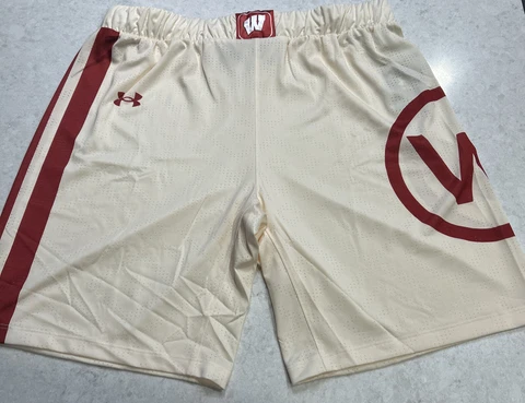 NEW Mens Under Armour Team Issue Wisconsin Badgers Throwback Basketball Shorts M Cover