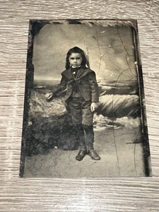 Farbtyp Junge Indianer? w dunkler Anzug, 1/6 Blechdose Typ, Tintype - Bild 1 von 3
