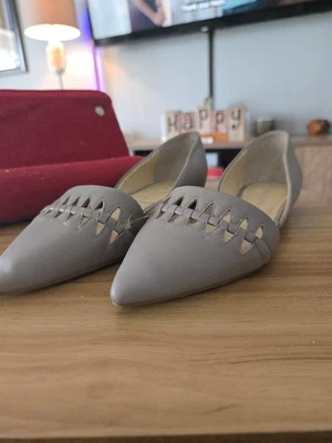 Mocassim feminino Ivanka Trump cinza pontiagudo com design de recorte tamanho 6.5 - Imagem 1 de 4