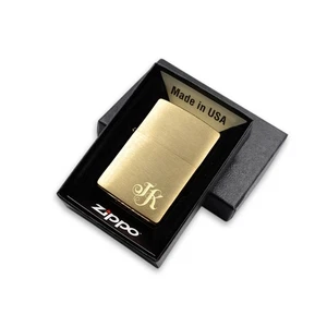 Accendino Zippo in ottone spazzolato inciso individualmente - Foto 1 di 7