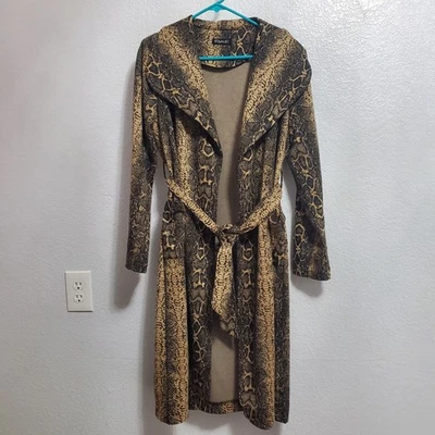 Jaqueta Stella Luce Duster Feminina M Marrom Estampa de Pele de Cobra com Cinto Bolsos Western - Imagem 1 de 4