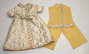 BATA ACOLCHADA y pijama amarillo a lunares sin etiquetar de colección para muñeca de juego de los años 50 - Imagen 1 de 9