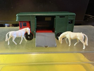 Vintage Matchbox Horse Box No. 17 Red & Green with Horses Lesney 1969 Exc. L-62C - Image 1 of 4