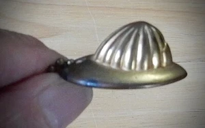 Pequeño llavero casco de bombero vintage - Imagen 1 de 3