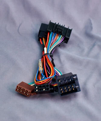 ISO2CAR Adattatore per Ford Fiesta + Edge Da Circa 2010 - Nuovo 24 Connettore - Immagine 1 di 3