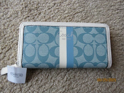 NWT Vtg COACH Cream and Blue Wallet　F43554 - Image 1 of 4