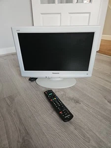 Panasonic Viera TX-L19X10BW 19" 720p HD-LCD-Fernseher mit Fernbedienung - Bild 1 von 6