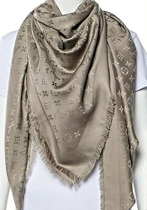 Louis Vuitton Neutrals Monogramm klassischer Schal aus Seide bedruckt - Bild 1 von 7