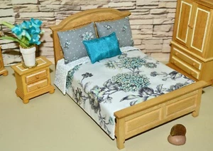 Miniatur Puppenhaus 1:12 Tagesdecke/Bettdecke 3 Kissen feminin grau blau geblümt - Bild 1 von 4