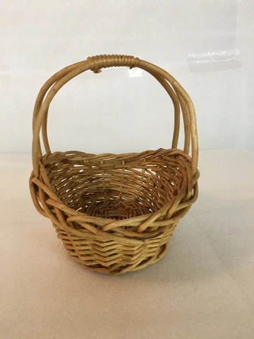 Vintage-Light Brown-Wicker Easter Basket-Braided Top-Great Clean Condition Cover